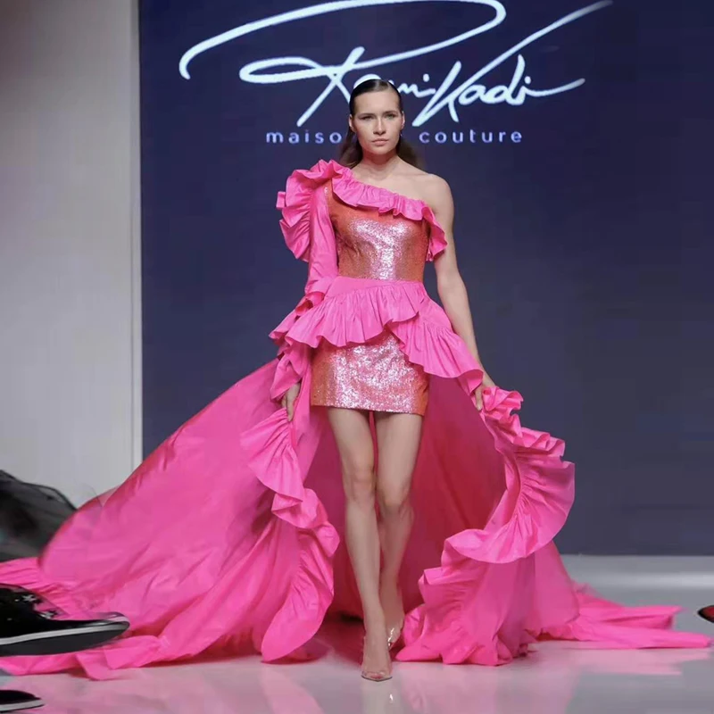 Женское модельное платье на одно плечо Элегантное Длинное цвета фуксии с высоким