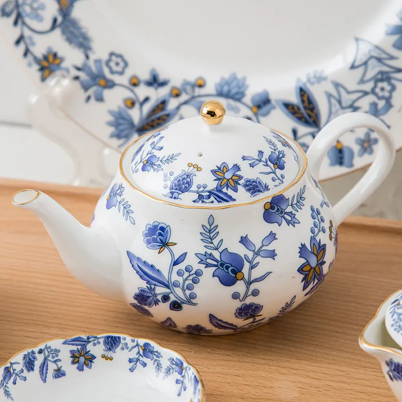 Кофейные чашки и блюдца в лаконичном сине-белом стиле из фарфора подходят для