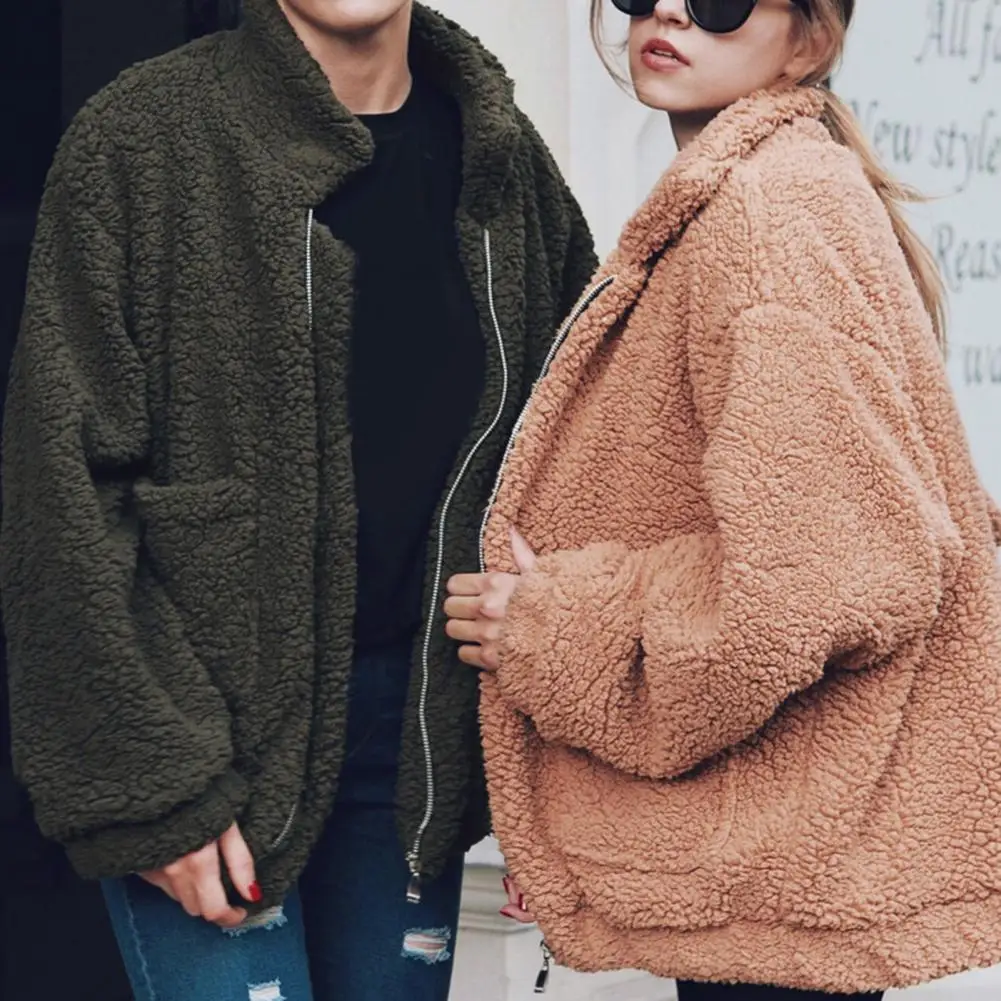 

Куртка женская пушистая с длинными рукавами и большими карманами, на молнии