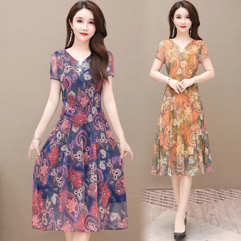 

Платье женское летнее до колен, приталенный силуэт, широкая юбка средней длины с принтом