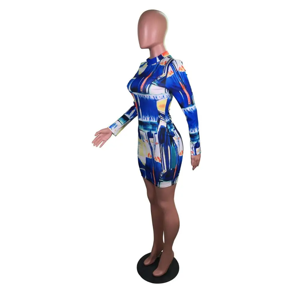 Женское мини платье трапециевидной формы длиной выше колена с круглым вырезом и