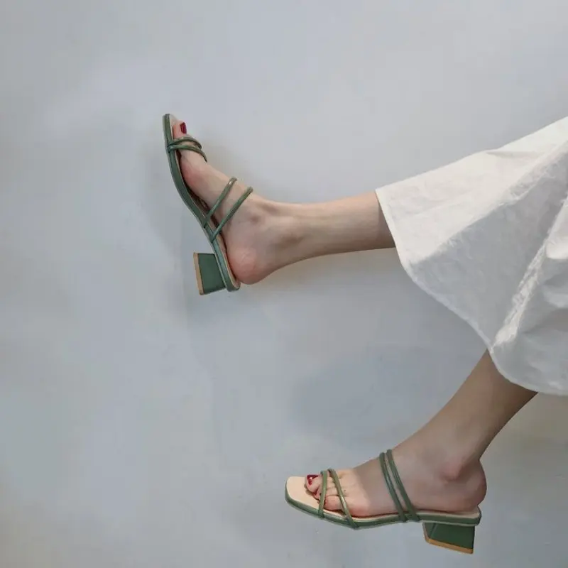 

Женские уличные шлепанцы, римские сандалии на низком каблуке, ремешки с кольцами, Повседневные тапочки, Уличная обувь