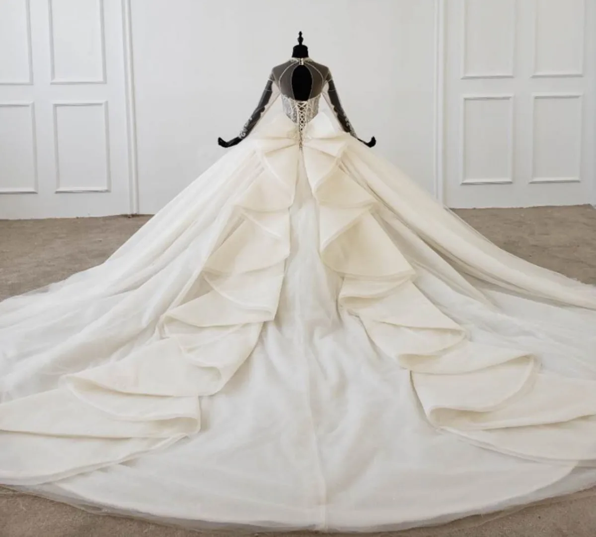 Роскошное Свадебное платье из Дубаи украшенное бусинами с длинными рукавами