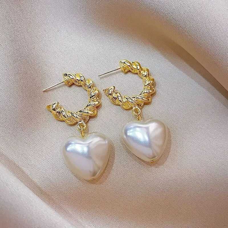 

2021 New French Retro Metal Twist Round Splicing Hemp Flowers Heart-shaped Pearl Pendant Drop Earrings for Women Jewelry