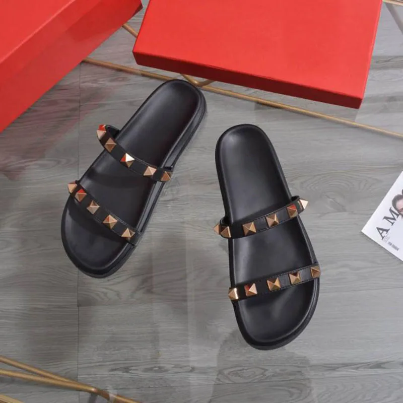 Rock Stud туфли женский пол сандалии заклепка лето широкая посадка плоские дизайнер мода черный шлепанцы женщины надевать Бургундия тапочки ремень квартира Лето