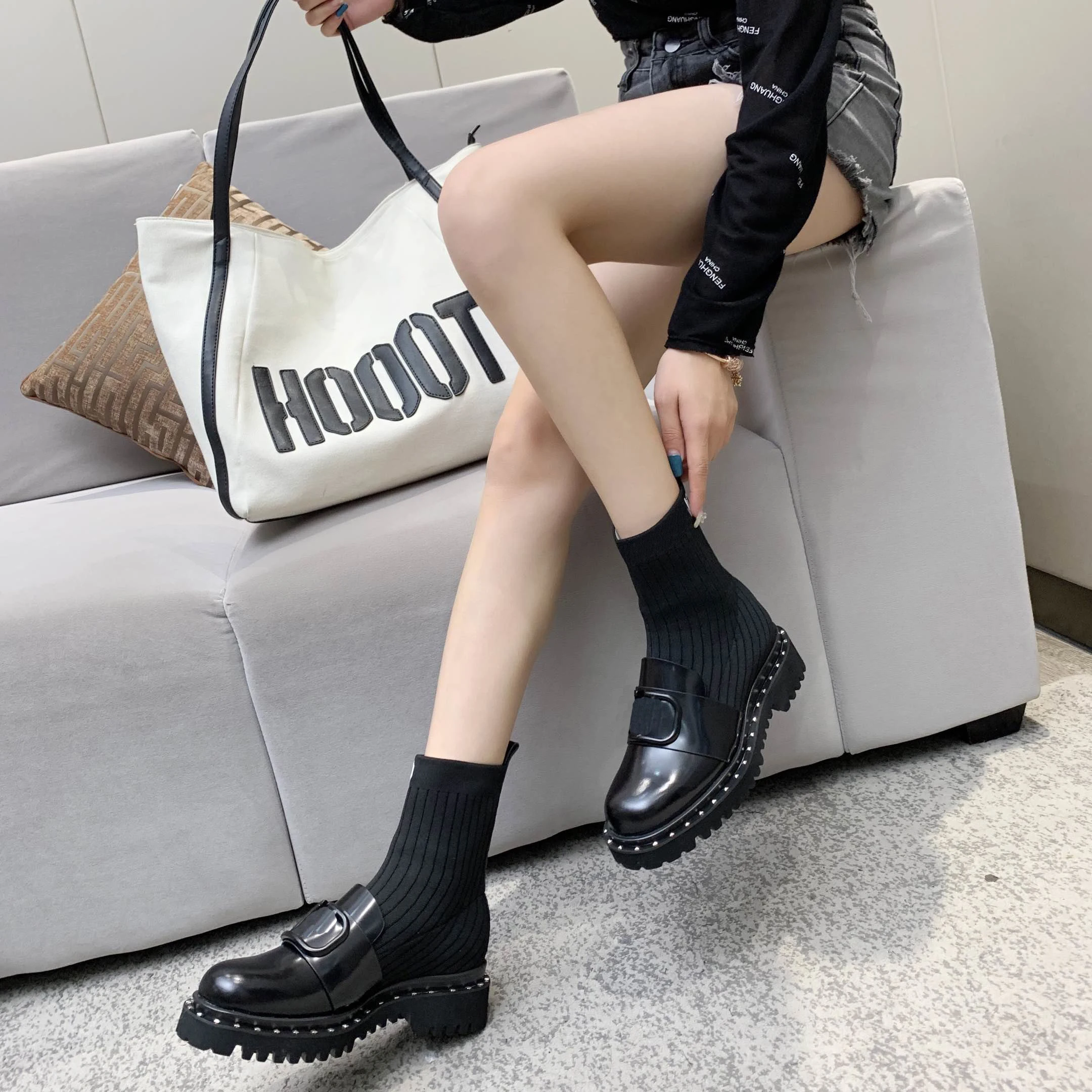 Koop Met Logo Winter Mode Schoenen Voor Vrouwen Dikke Bodem Klinknagel Intern Verhoogd Stretch Sok Laarzen Splicing Martin Laarzen