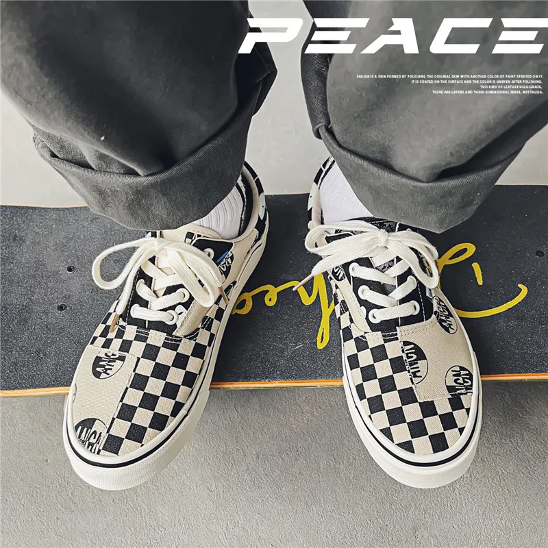 2021 New Graffiti Leopard Low up Canvas Sneakers for Men Classic White Lattice Man Board Shoes Men Flat Lace Men Vulcanize Shoes