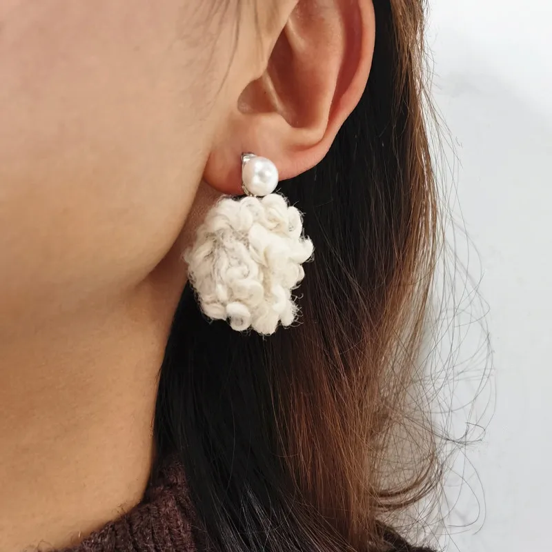 Мы цветок шикарные большие белые серьги с меховым шаром женские трендовые