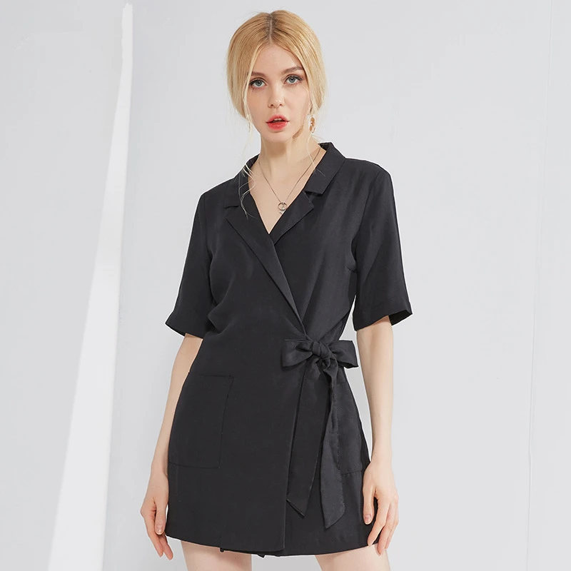 Женский комбинезон с V образным вырезом черный облегающий в офисном стиле