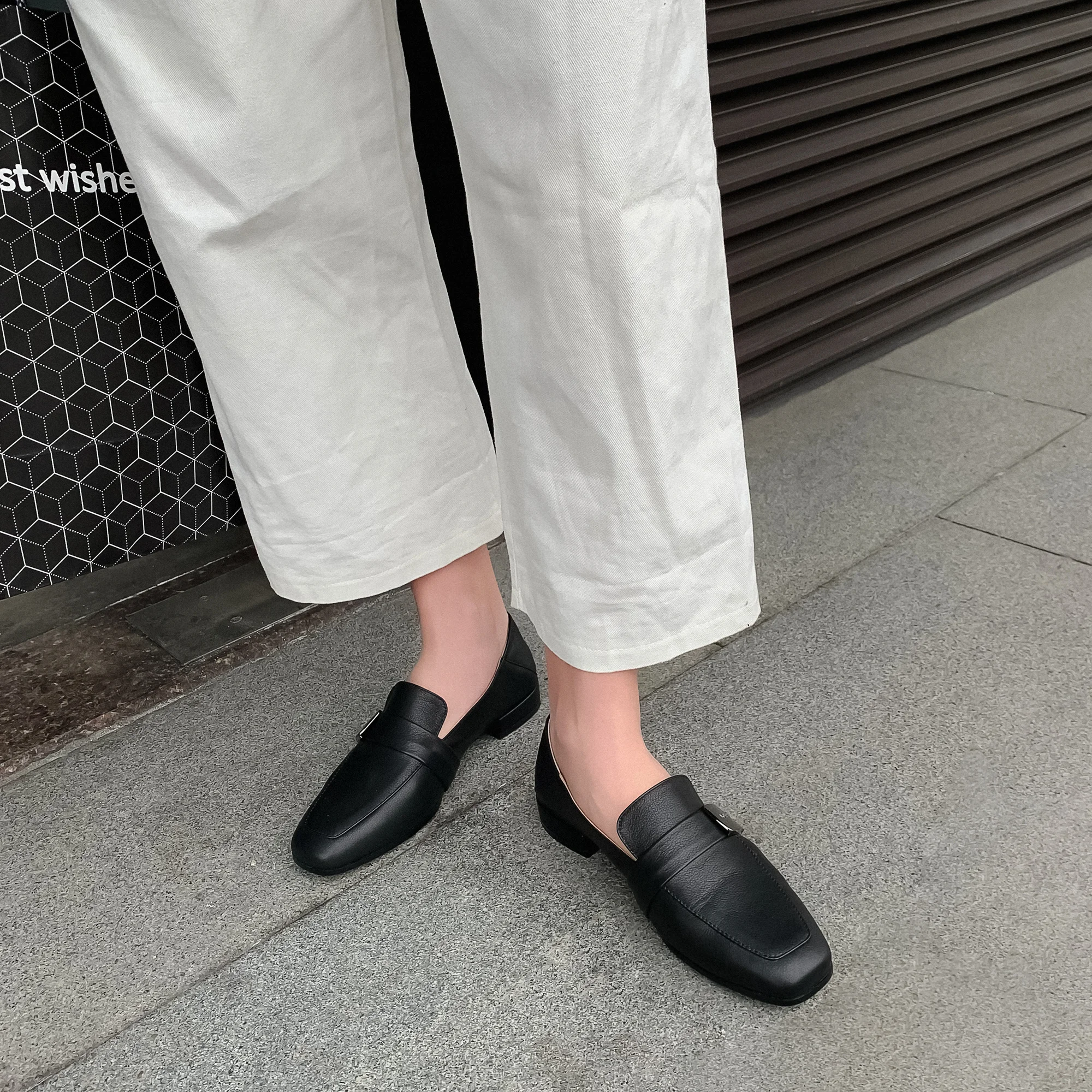 Женские туфли на плоской подошве из натуральной кожи с металлическим украшением