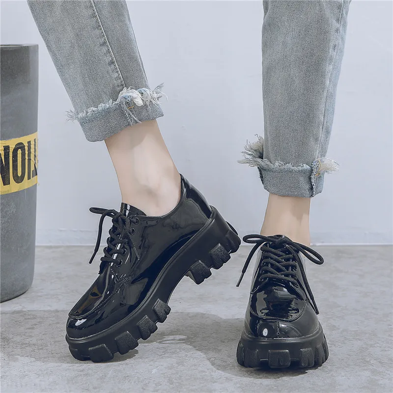 Женские туфли из лакированной кожи ADBOOV черные повседневные на плоской платформе