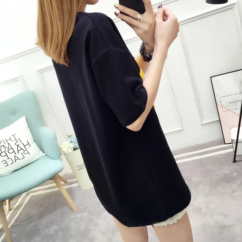 Женская свободная футболка с короткими рукавами круглым вырезом и аппликацией в