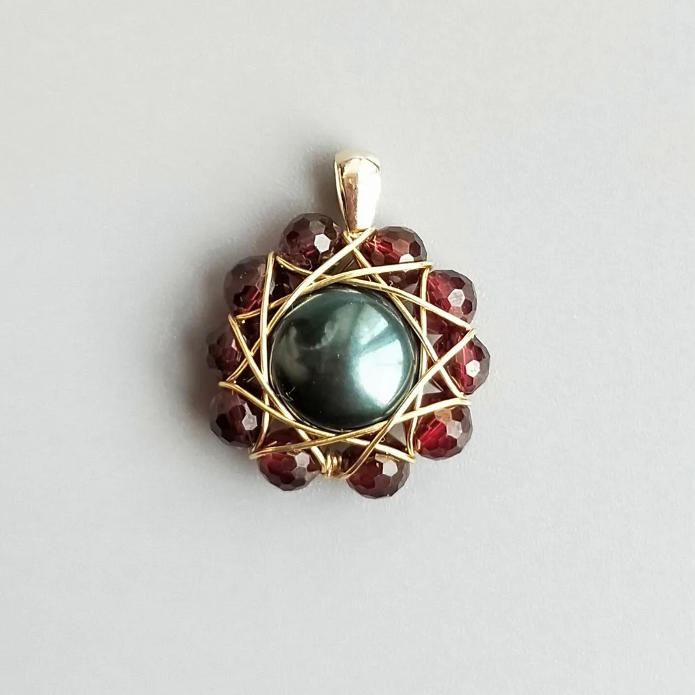 Женская подвеска из серебра 925 пробы с натуральным гранатом и пресноводным