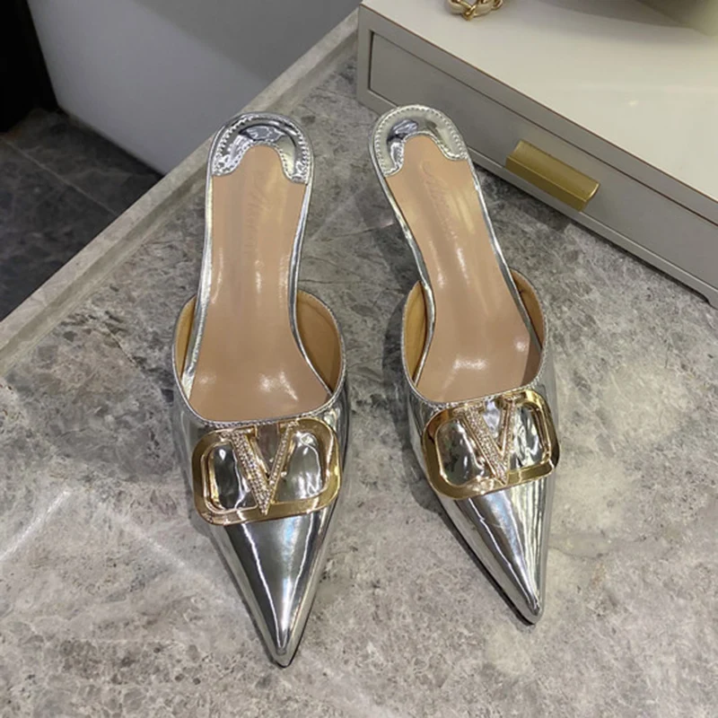 Элегантные женские шлепанцы на низком каблуке серебристые и телесные