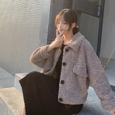 

Женское короткое пальто из искусственного овечьего меха на осень и зиму