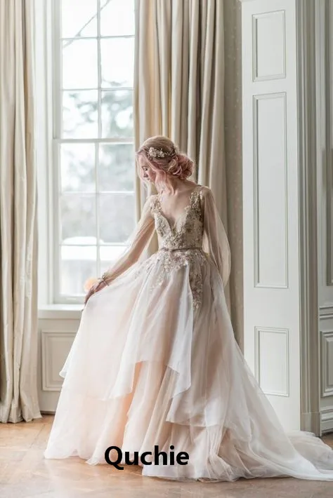 

Платье свадебное с рукавами-фонариками и глубоким v-образным вырезом