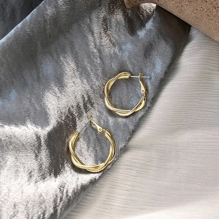 

South Korea C shape Earrings Women deformation geometry golden metal retro geometric earrings pendant earrings girls wedding gif