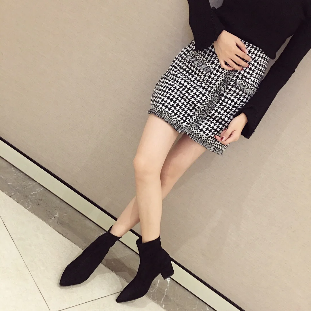 Эластичные носки; ботиночки; флокированные ботильоны на квадратном каблуке; обувь с острым носком; женские короткие Ботинки на каблуке; сезон осень-зима; коллекция года; слипоны