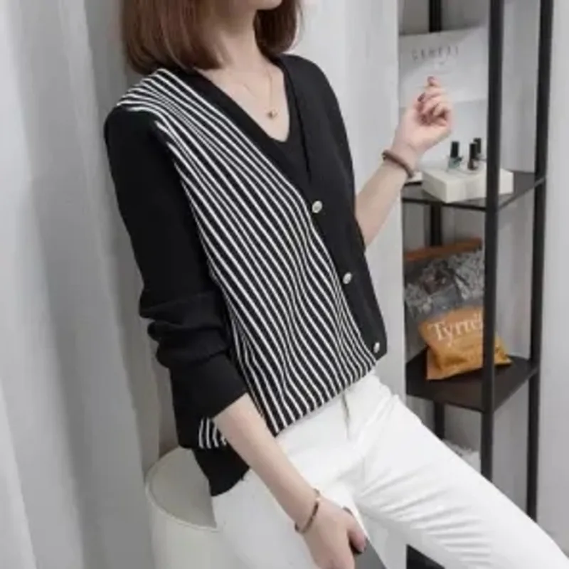 

Женский яркий свитер в полоску, пуловер в западном стиле с V-образным вырезом, весеннее асимметричное Свободное пальто в западном стиле Хара...