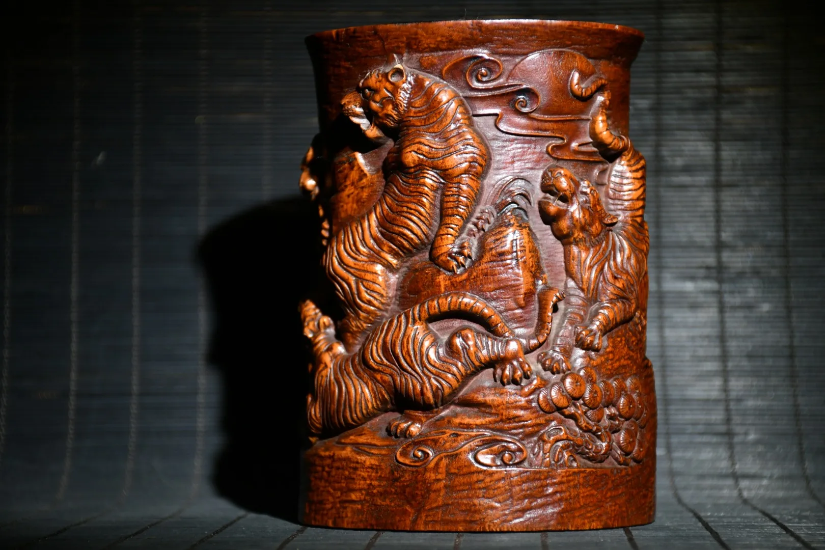 

Home Decor 5" China Lucky Boxwood Hand-carved Chinese tiger statue Pen holder Carving 5 tiger play Pen holder