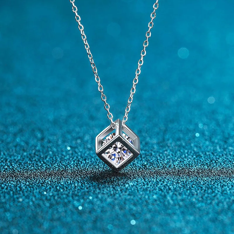 

Trendy 0.5-1 Carat D Color Moissanite Love Magic Cube Necklace for Women Jewelry 925 Sterling Silver Charm Pendant Necklace Gift