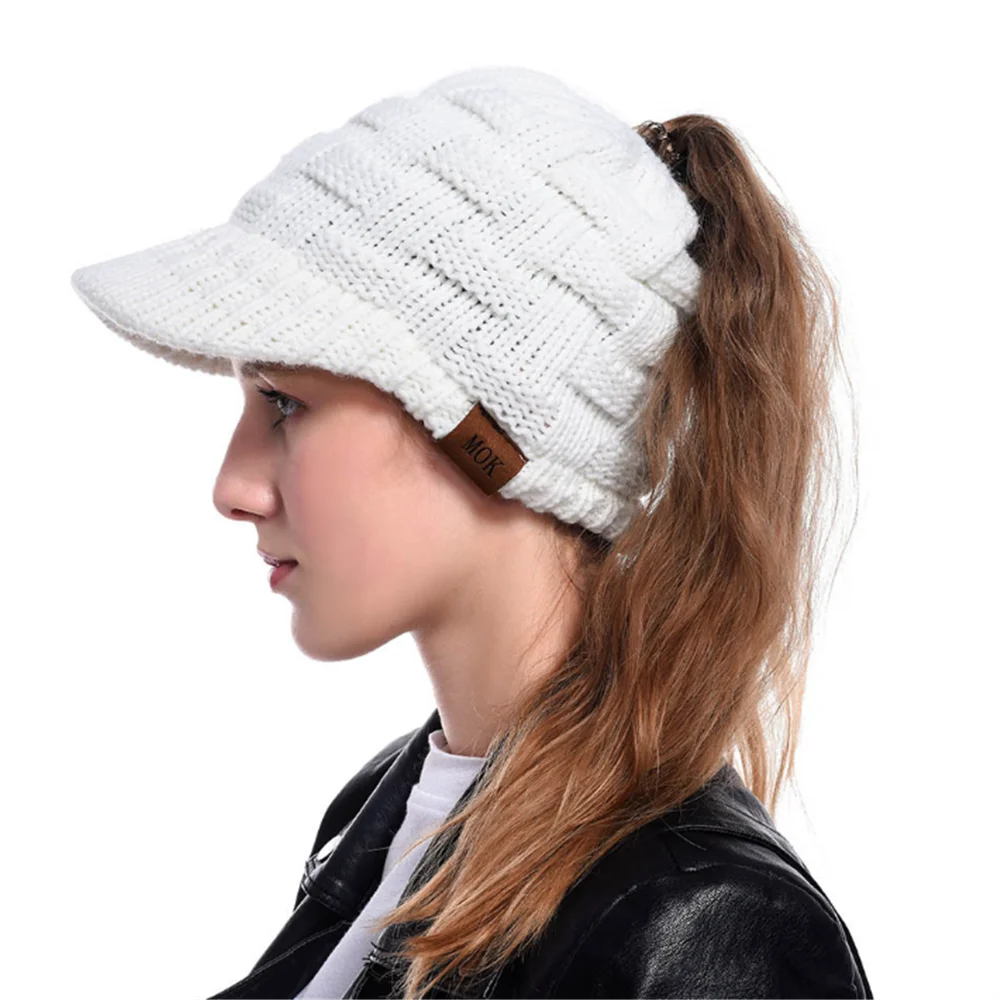 Шапка конский хвост зимняя женская вязаная теплая шапка пучок волос облегающая