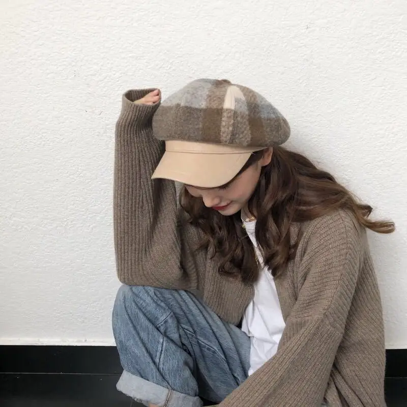 

Новинка, осенне-зимняя мягкая женская шерстяная шапка в клетку с козырьком, модный теплый берет в британском ретро-стиле для походов, восьми...