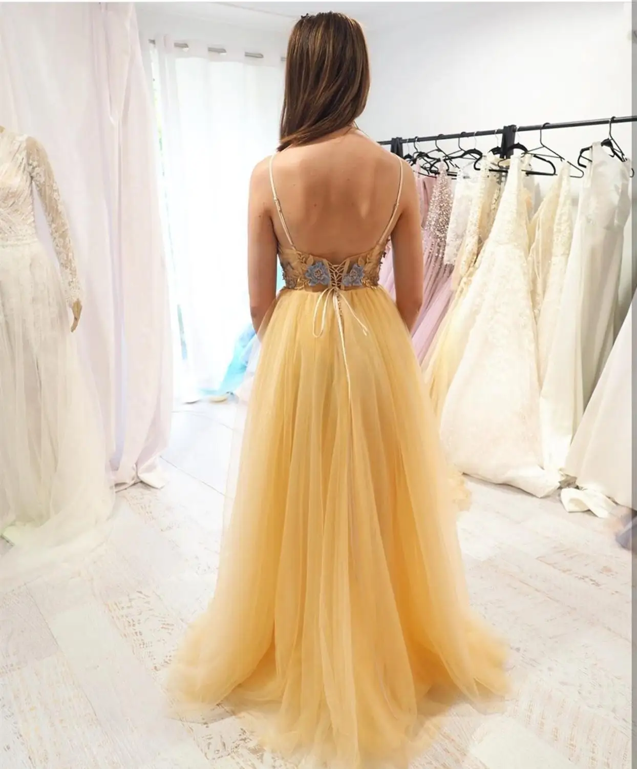 

2020 Gorgeous a-line Prom Dress Yellow Tulle Hand Made Flowers Floor Length Long Spaghetti Strap Women Party Gowns 15 Years