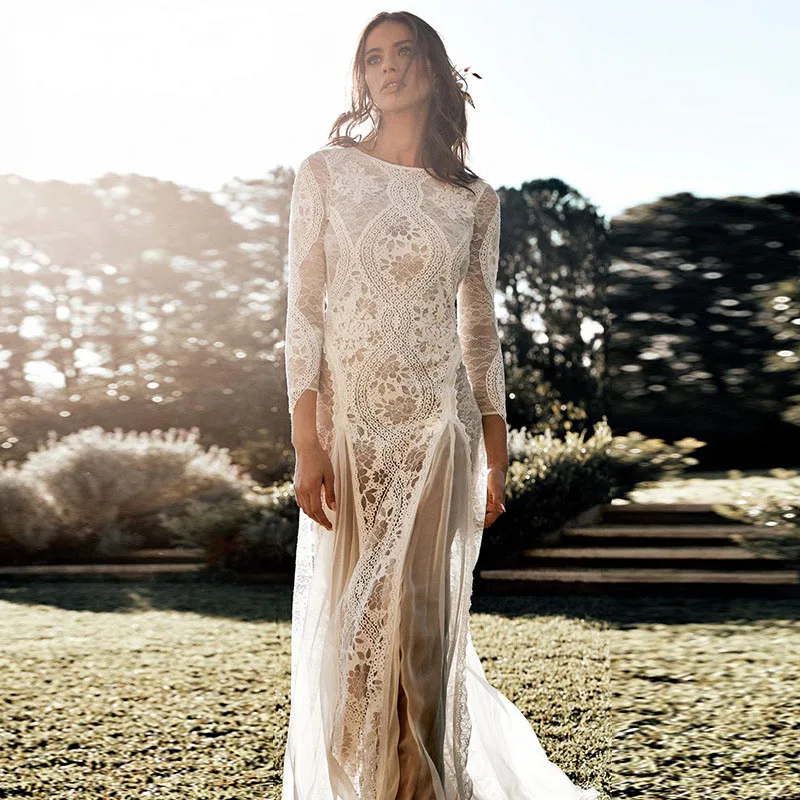 Белое кружевное вечернее платье с разрезом длинное длинным рукавом и вырезом на