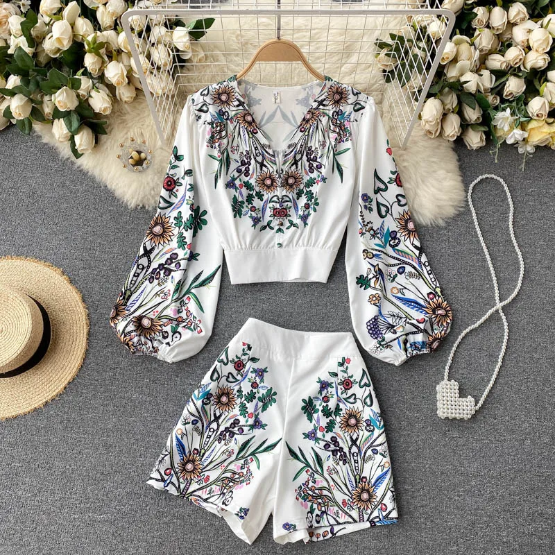 

Vacation style celebrity suit 2021 new style female puff sleeve short top design sense printing shorts tide