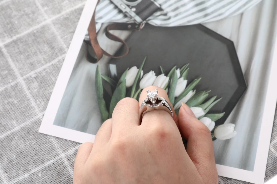

Women Princess Tiara Crown Sparkling Love Heart Rings for Women Engagement Jewelry Anniversary Fashion Jewelry Accessories