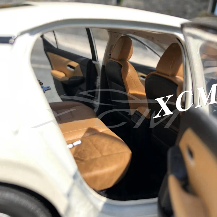 Литая под давлением модель автомобиля для Sylphy 1:18(белый)+ маленький подарок