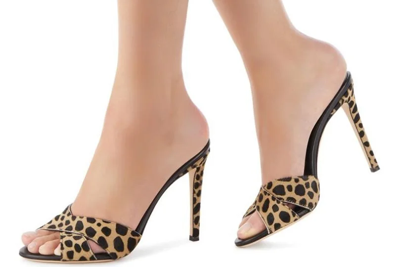 Недорогие летние женские леопардовые меховые сандалии с открытым носком на