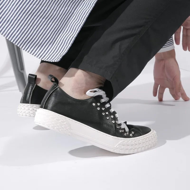 Модные мужские туфли в стиле панк с заклепками Натуральная кожаная обувь на