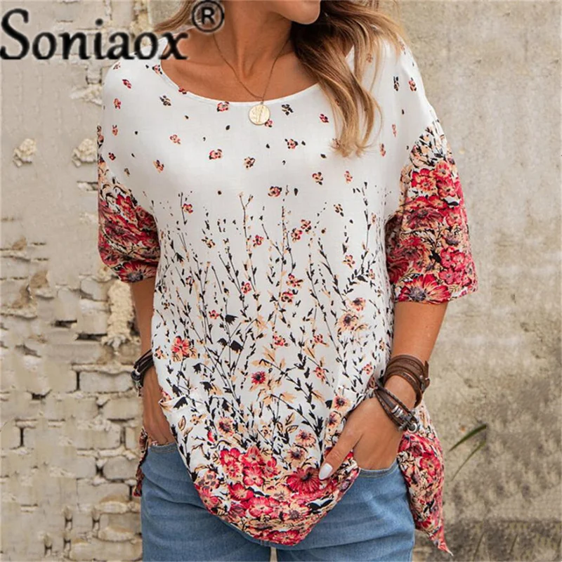 Женская свободная футболка с цветочным принтом круглым вырезом и полурукавами