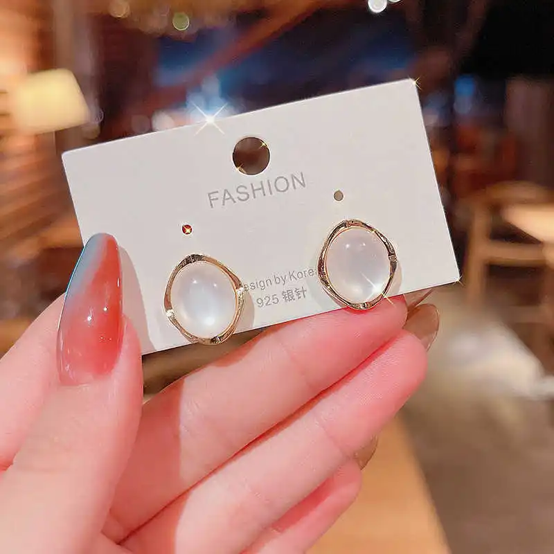 

S925 silver needle summer new niche design feeling cat's eye stone earrings circle geometric super flash Earrings Ear