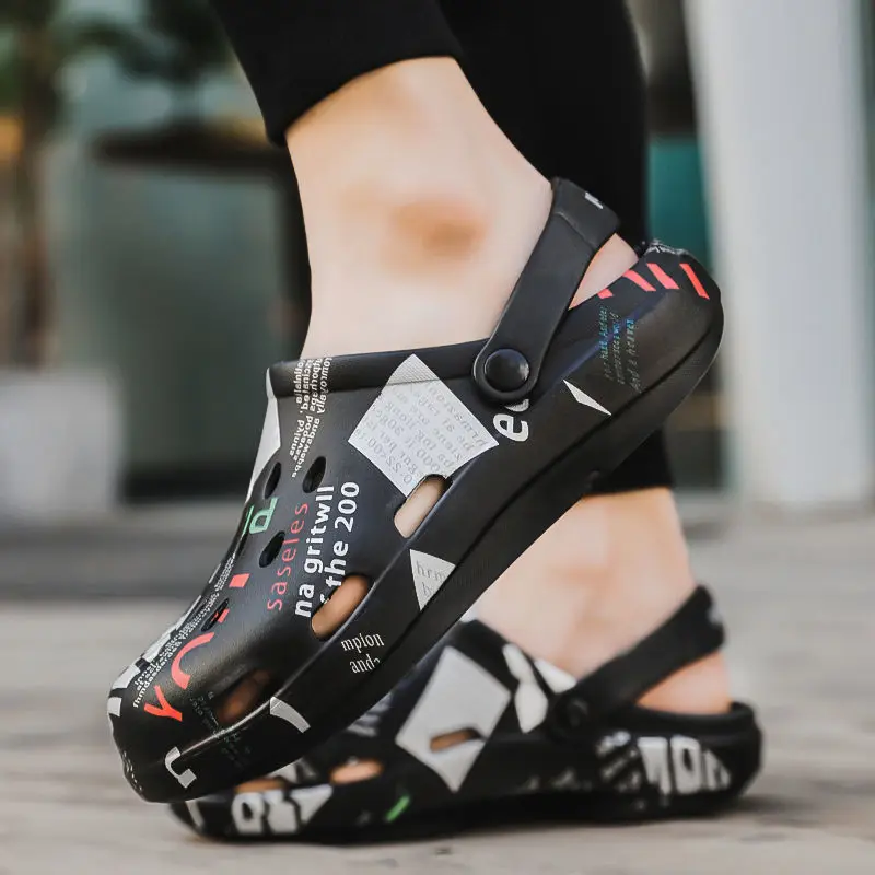 Мужские сандалии с дырками Baotou черные пляжные шлепанцы корейская мода лето 2021 |