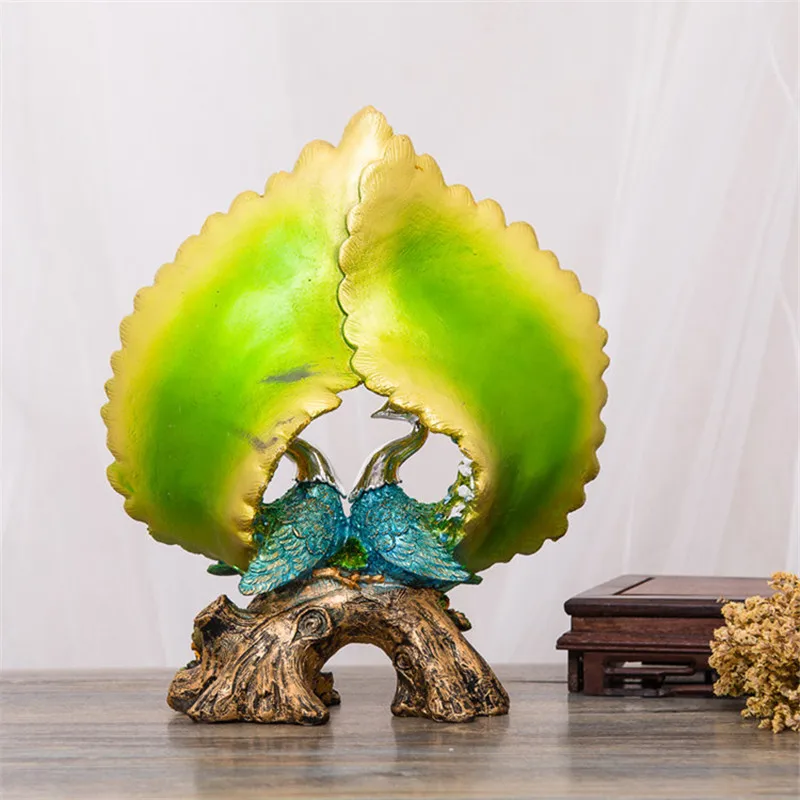 

European Style Heart-shaped Peacocks Resin Statue Decoration Creative Wedding Decor Valentine's Day Gift X4940