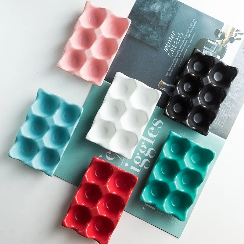 Керамический яйцодержатель Creative Egg Tray с антискользящим покрытием, ударопрочным креплением и возможностью хранения в холодильнике для организации семейного хозяйства.
