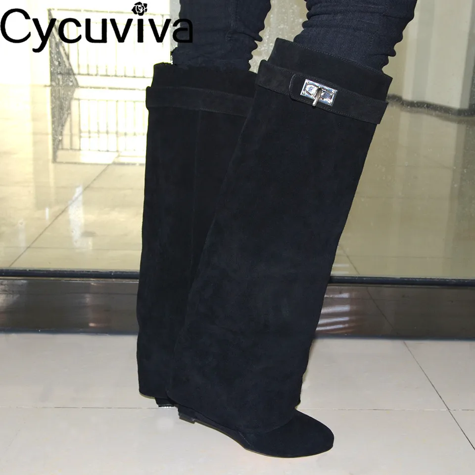 Женские сапоги до колена шикарные рыцарские серебристого цвета с металлическим