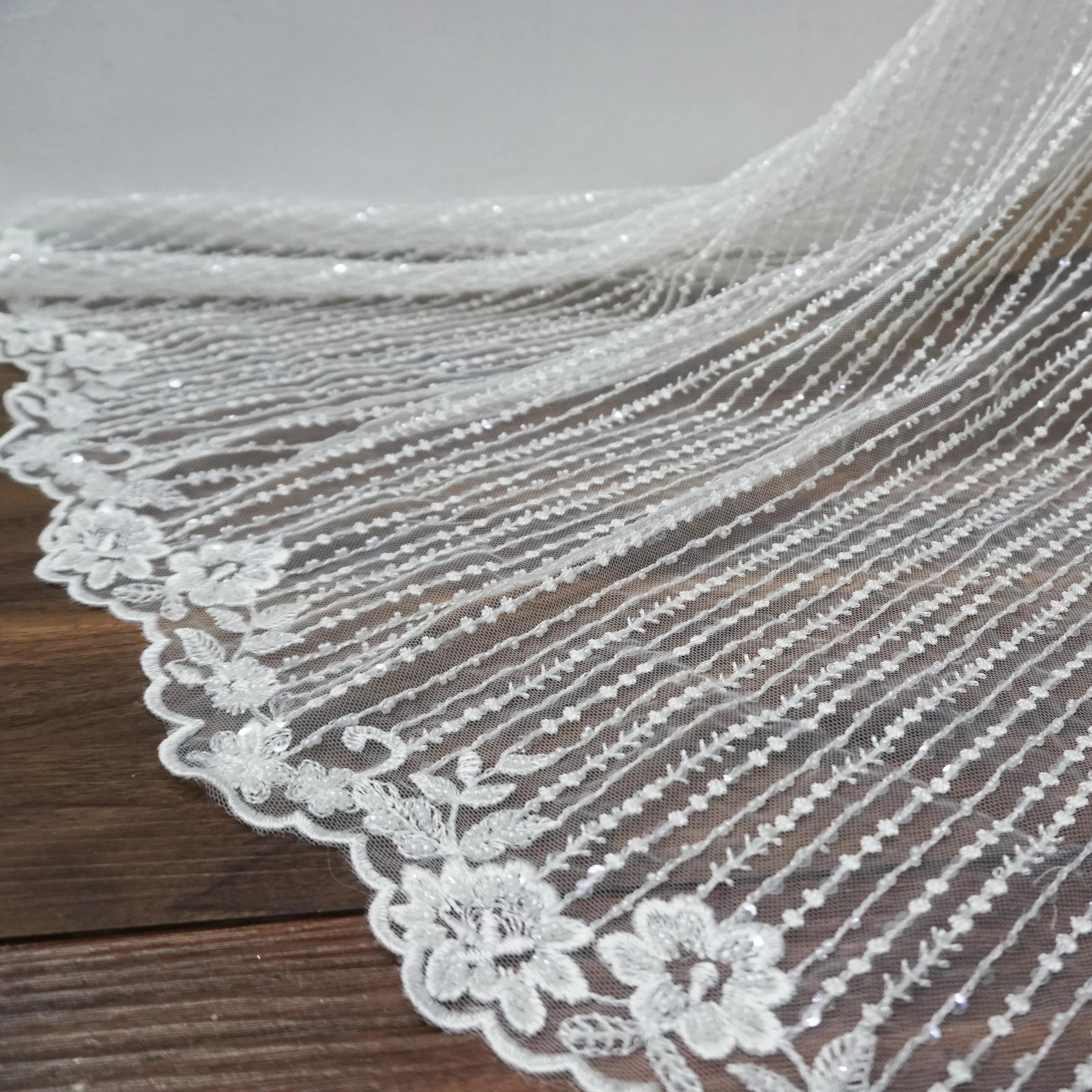 Свадебная кружевная ткань цвета слоновой кости в полоску кружево с бисером!