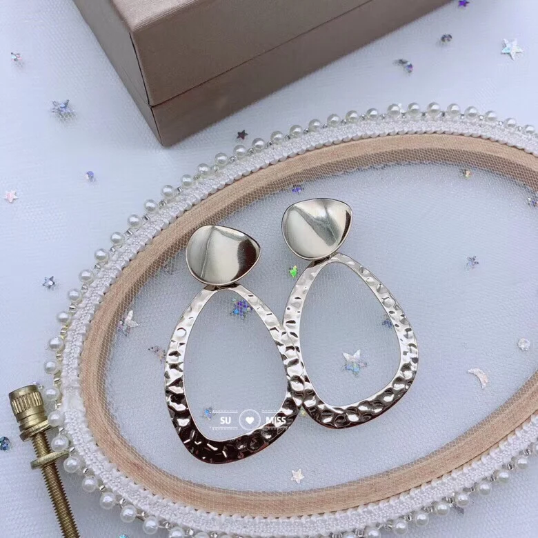 Бесплатная доставка простых модных золотистых геометрических больших круглых сережек для женщин с открытыми пустотами.