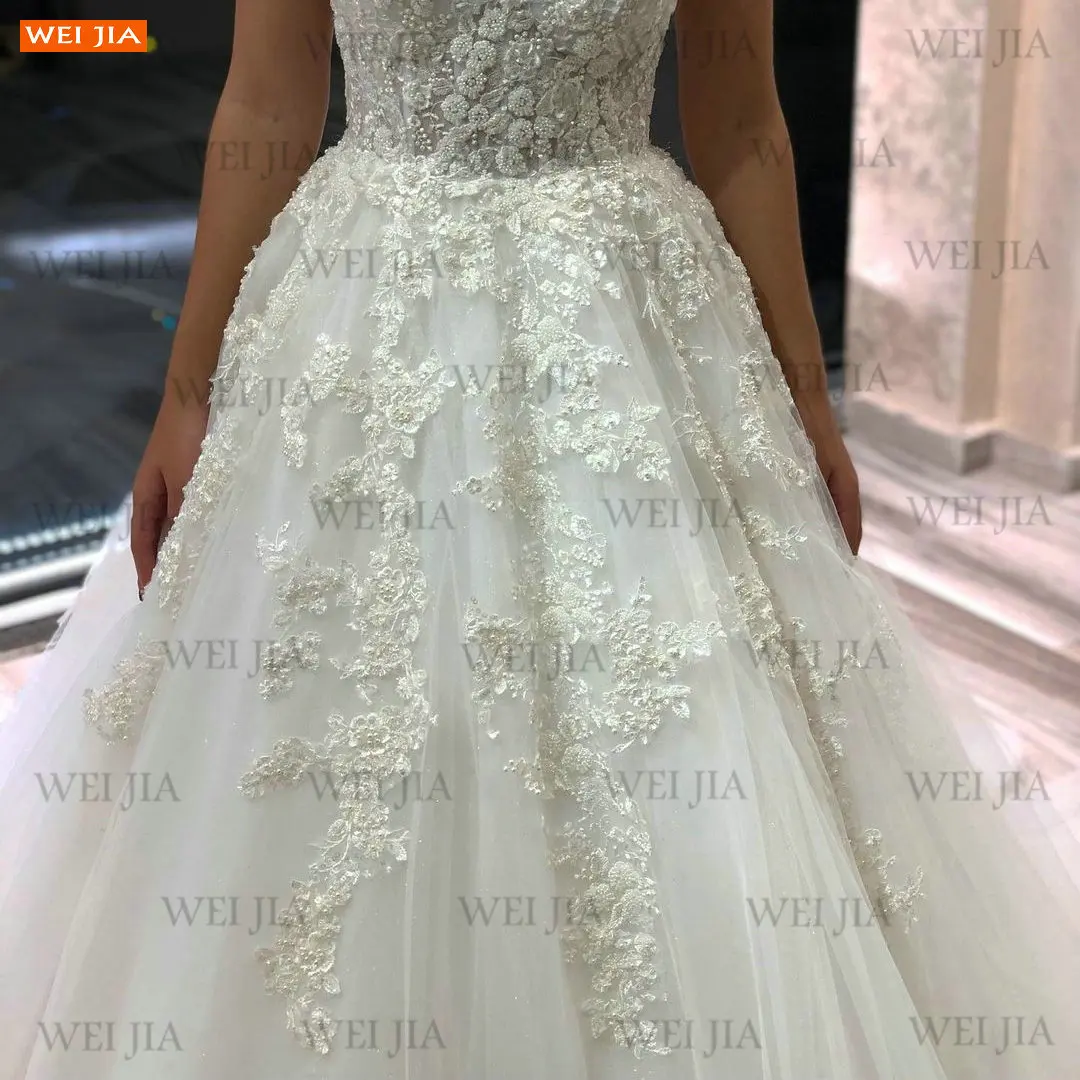 Свадебное платье цвета слоновой кости с открытыми плечами на шнуровке жемчугом