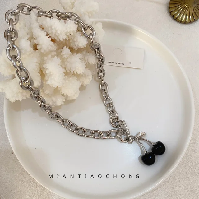 Цепочка-чокер Женская винтажная с подвеской в виде черной вишни металлическая 2020