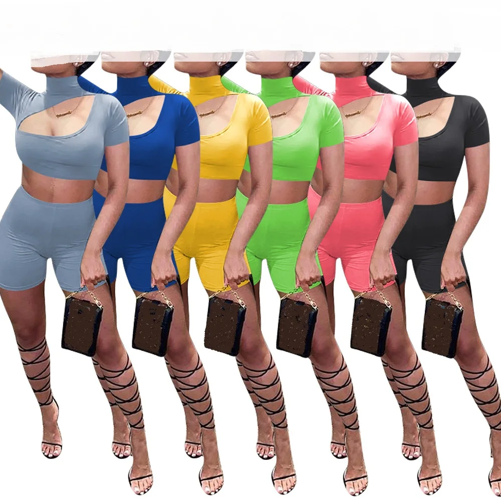 

Костюм спортивный женский однотонный из 2 предметов, футболка с воротником-стойкой и коротким рукавом, укороченный топ и шорты, костюм для ф...