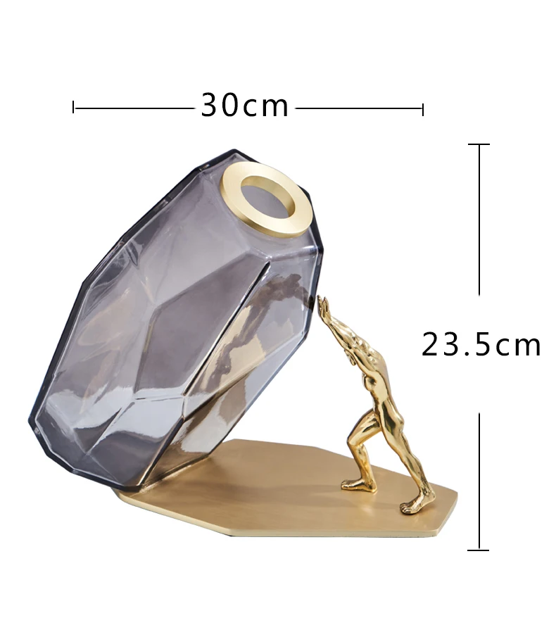 Креативный сильный человек толкает необычную стеклянную вазу скульптура фигура