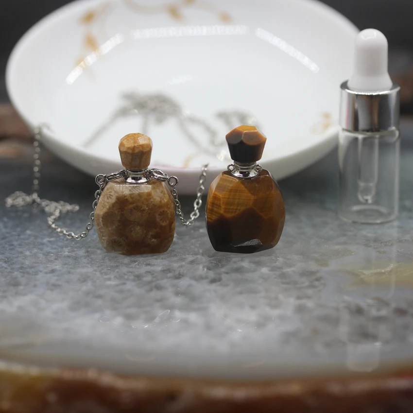 Подвеска в виде флакона для духов с тигровым глазом и коралловым огранкой