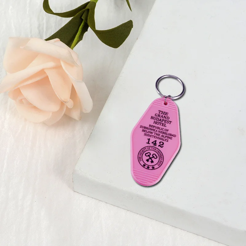 GBH Wes Anderson film Hotel Motel Keychain 142 Республика Zubrowka Key Tag M. Gustave Rudeness-это просто выражение