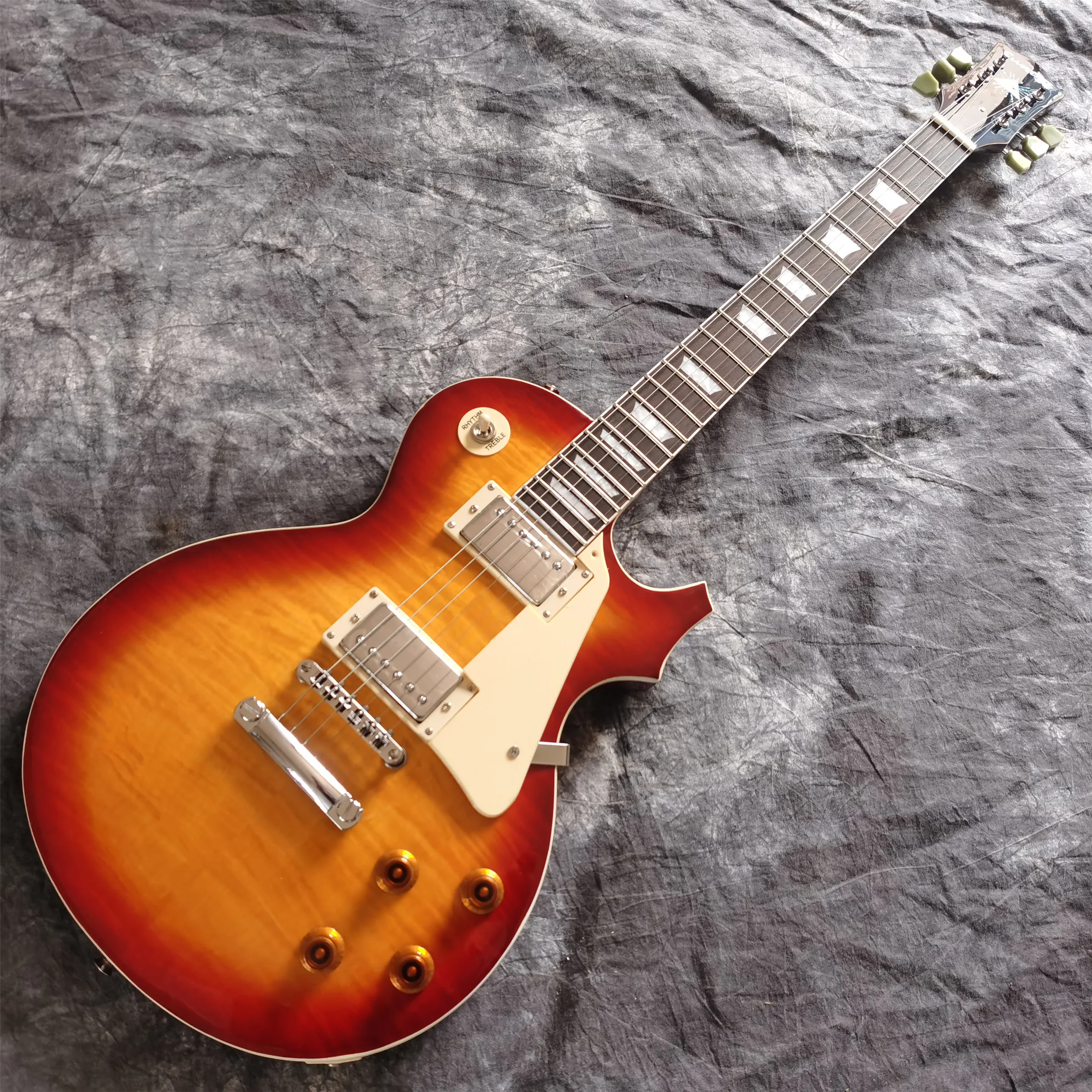 

Высококачественная китайская фабричная электрогитара с медовым ворсом, хромированная фурнитура, может быть настроена на любой цвет, беспл...