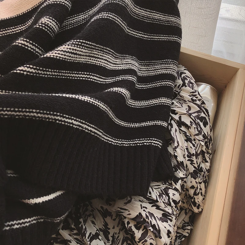 

Contrasting color V-neck vest women 2021 new striped sweater vest loose retro outer wear sleeveless knitted vest